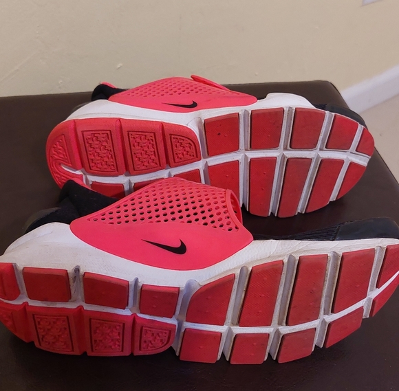 Nike sneakers size 6Y - Picture 5 of 6